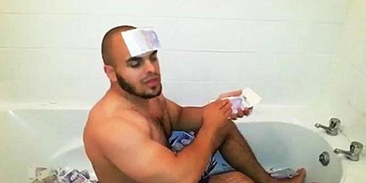 بالصور.. حارس شخصي يستحم بالأموال التي كسبها من عمله