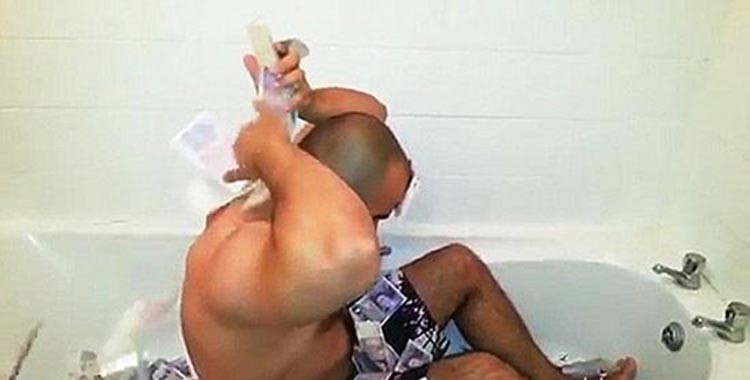 بالصور.. حارس شخصي يستحم بالأموال التي كسبها من عمله