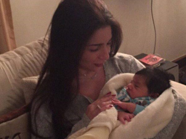 صورة: مي عز الدين مع أصغر طفل في عائلتها 