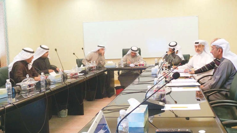 عادل الميع مترئسا اجتماع لجنة الاحمدي 