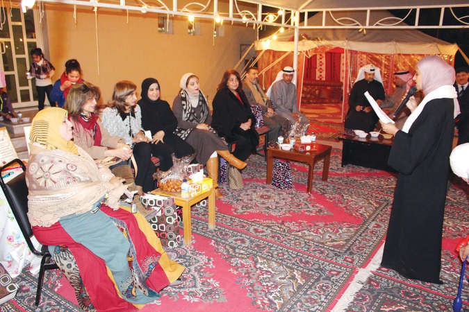 احدى الطالبات تلقي قصيدة﻿