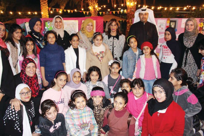 مبارك العتيبى ومنى الفريح يتوسطان طالبات الاندية بالمعرض الفنى ﻿