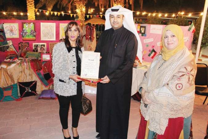 مبارك العتيبي ومنى الخباز يكرمان منى الفريح﻿