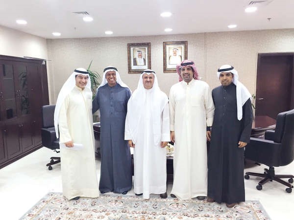 مبدر السلمان خلال استقباله عبدالله المطوطح بحضور سعدون العيسى وهاشم الموسوي 