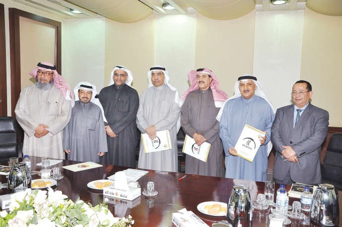 الفريق اول متقاعد احمد الرجيب وعلي حسن وفوزي المجدلي ومفارس العنزي عقب توقيع البروتوكول احمد علي