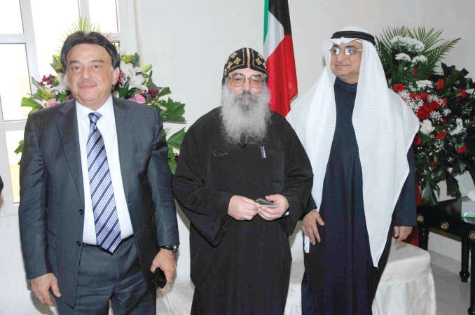 القمص بيجول الانبا بيشوي يتوسط هاشم تقي وم علي العلمي
