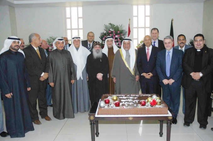الشيخ علي الجراح والقمص بيجول الانبا بيشوي يتوسطان الحضور 