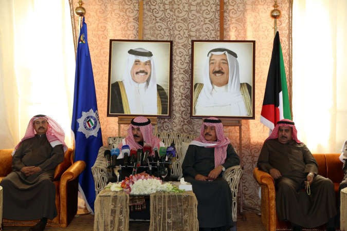 الخالد متوسطا عددا من قياديي وزارة الداخلية السابقين خلال القاء كلمته الترحيبية بالضباط﻿