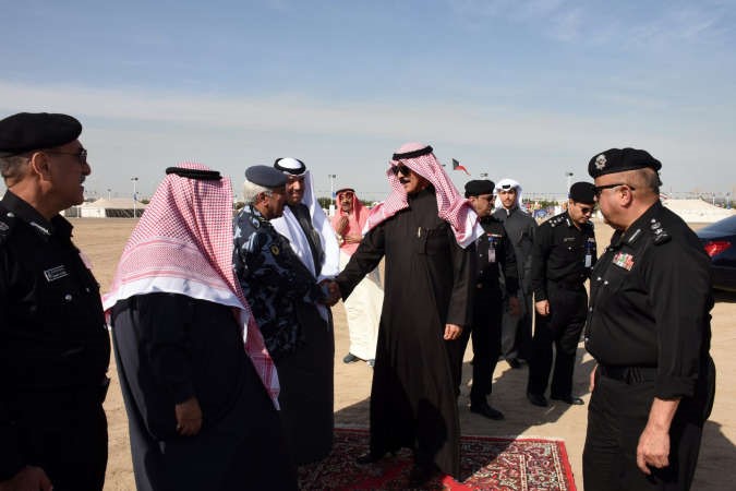 الخالد مصافحا اللواء محمود الدوسري لحظة وصوله لنادي الضباط ﻿