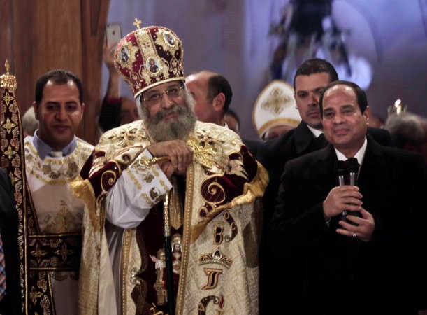  الرئيس المصري عبدالفتاح السيسي مهنئا المسيحيين بعيد الميلاد في الكاتدرائية الارثوذكسية بالقاهرة امس الاولاپ