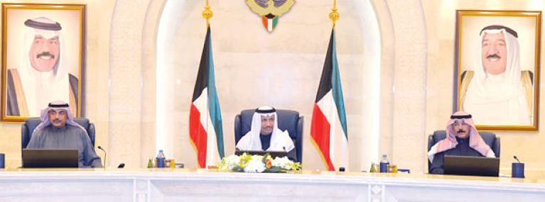 سمو رئيس مجلس الوزراء الشيخ جابر المبارك مترئسا اجتماع المجلس بحضور الشيخ صباح الخالد والشيخ محمد الخالد﻿