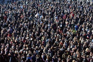 الاف الفرنسيين في تولوز يقفون دقيقة حدادا على ارواح الضحايا افپ