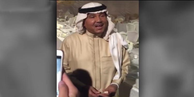 بالفيديو.. محمد عبده يغني لفتيات يقمن بتصويره: يستاهل الظبي من شاله !