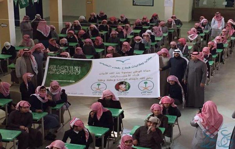 صور مؤثرة.. عقيد سعودي يلقي نظرة على قبر صديقه البلوي.. وطلاب داخل قاعة الاختبارات يرفعون صورته