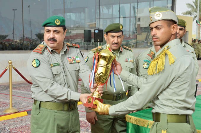 اللواء الركن مهاشم عبدالرزاق الرفاعي مكرما احد الخريجين﻿