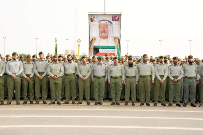 م الرفاعي مع عدد من الخريجين﻿