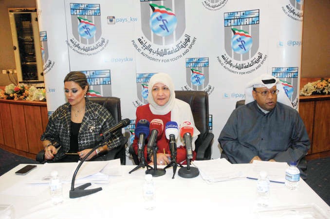 خالدة العطار تتحدث والى جانبها سارة فليطح وعبدالعزيز الشريدة