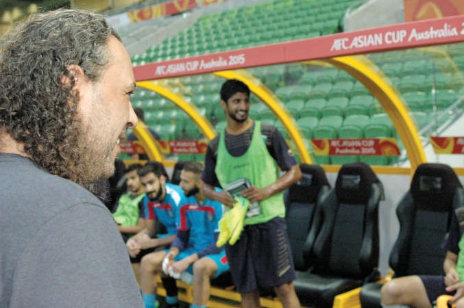 الفهد رفع من روح اللاعبين في تدريبات الازرق امس