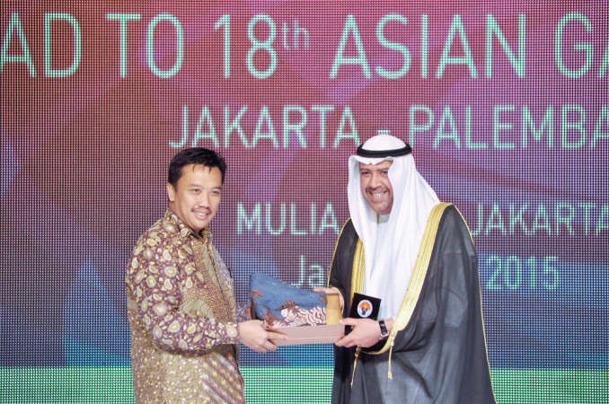الشيخ احمد الفهد يتلقى هدية تذكارية من وزير الشباب الاندونيسي امام نهراوي