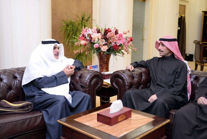الغانم خلال استقباله سفير الكويت في الارجنتين﻿
