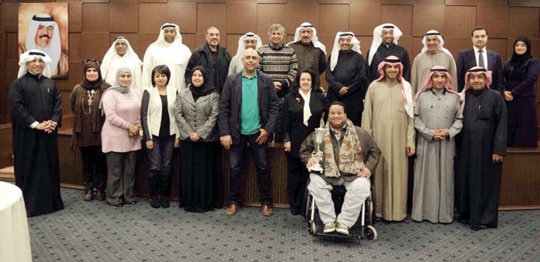 فريق اوبرا ديرة في لقطة جماعية مع بعض العاملين في مكتب الشهيد بعد توقيع عقد الانتاج
