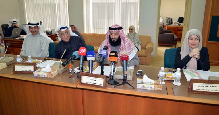 رئيس واعضاء لجنة المرافق العامة خلال الحلقة النقاشية الرابعة﻿