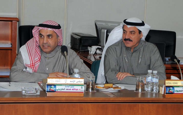 عبدالله المعيوف ودعبدالله الطريجي خلال الاجتماع﻿
