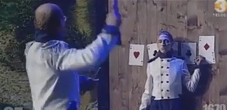 بالفيديو.. رامي سكاكين فاشل يصيب رأس مساعده بدل البطيخة