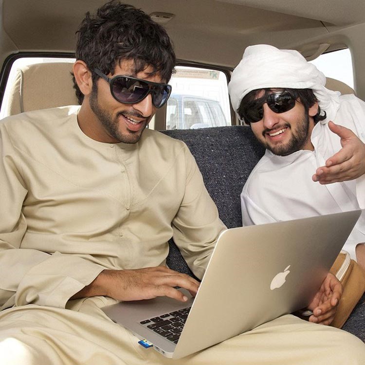ولي عهد دبي نشر صورة على انستغرام معلقا: مع صديقي وحبيبي وابن أُمِّي وابن ابي