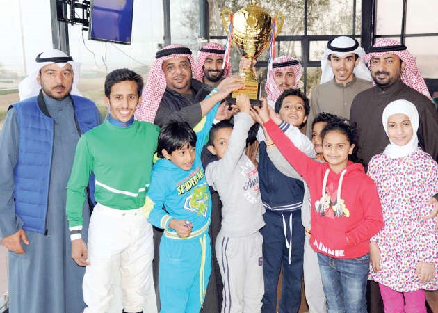 عميد اسطبل الهادي يتسلم كاس البطولة﻿
