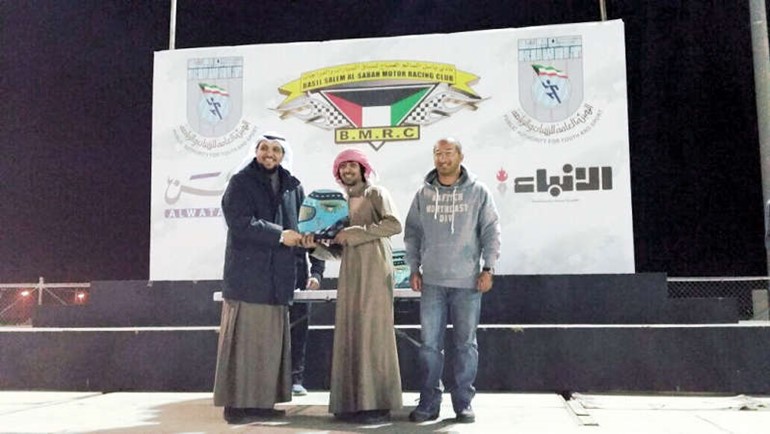 سيف المطيري يسلم الجوائز للفائزين﻿