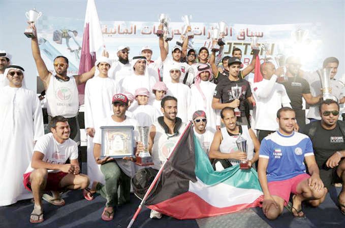  منتخب الدراجات المائية عقب فوزه في بطولة العام الماضي﻿