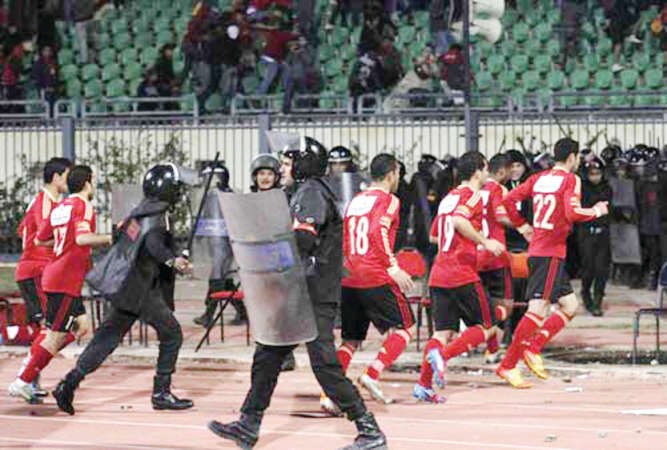 لاعبو الاهلي خلال خروجهم من الملعب بحماية الامن في مواجهة المصري البورسعيدي وقت حدوث الكارثة﻿
