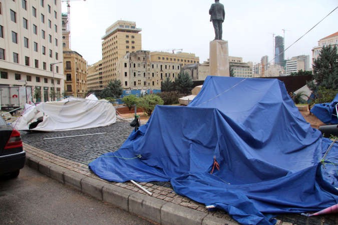  العاصفة تطيح بخيام الاعتصام لاهالي العسكريين المخطوفين في ساحة رياض الصلح محمود الطويل