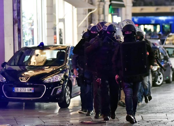 قوات النخبة الفرنسية قبل قتلها الاخوين كواشي وتحرير رهينتهما سالما في باريس امس 	افپ