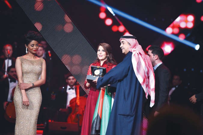 وليد الصقعبي يسلم درعا تذكارية من هلا فبراير لملاك الطرب﻿