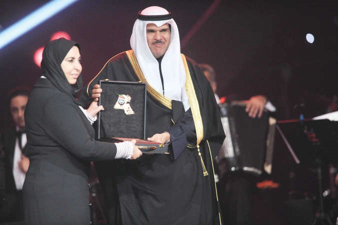 وزير الاعلام والشباب الشيخ سلمان الحمود مكرما الشيخة دسعاد الصباح﻿