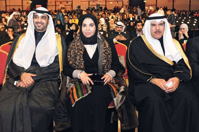 الشيخة دسعاد الصباح تتوسط وزير الاعلام والشباب الشيخ سلمان الحمود ونجلها الشيخ محمد العبدالله﻿