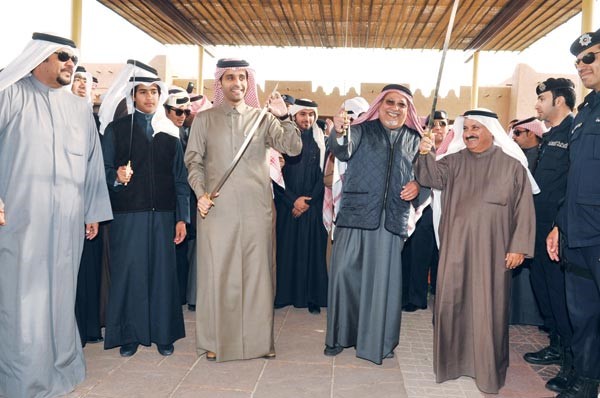 الشيخ علي الجراح ومحمد ضيف الله شرار والشيخ محمد بن عبدالله ال ثاني يؤدون العرضة في افتتاح المهرجان ويبدو الشيخ صباح الناصر قاسم باشا
