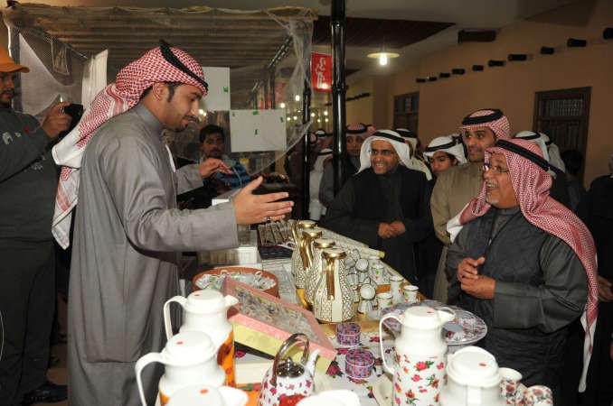 الشيخ علي الجراح يتفقد احد الاجنحة بالقرية التراثية﻿