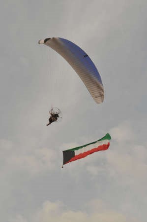 الطائرات الشراعية ملات سماء القرية التراثية﻿
