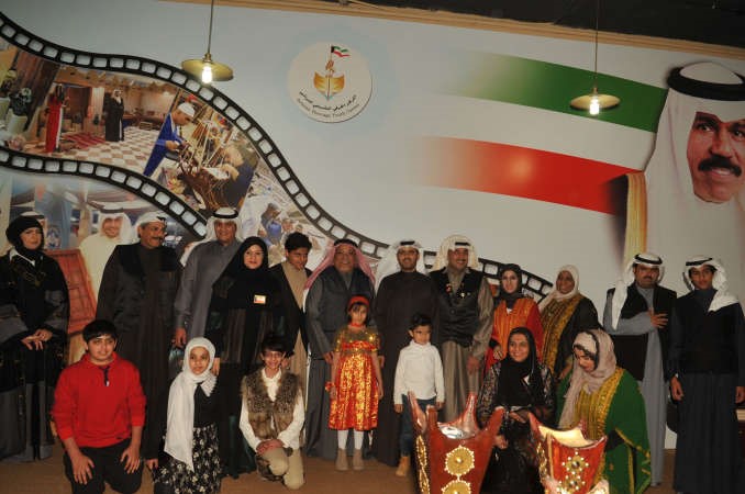 الشيخ علي الجراح متوسطا بعض الحضور﻿