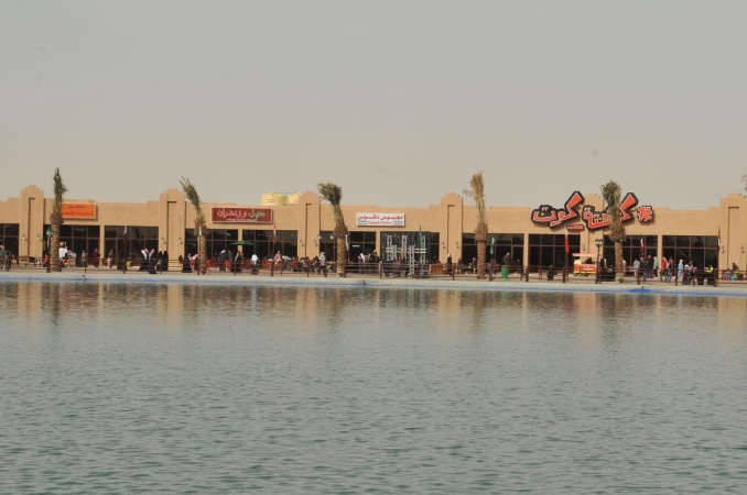 مطاعم منتشرة على ضفاف البحيرة الصناعية التي تم انشاؤها في القرية﻿