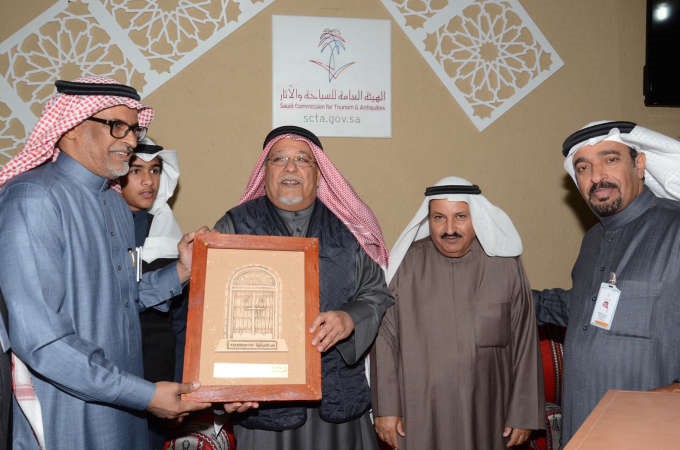 الشيخ علي الجراح يتسلم درعا تكريمية من د حسين ابو الحسن بحضور المستشار محمد ضيف الله شرار﻿
