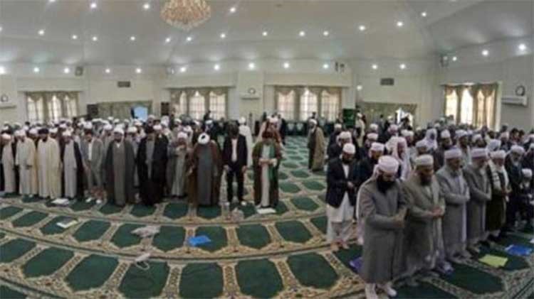 بالصور.. علماء يناقشون الوحدة السنية-الشيعية بطهران وعندما اقيمت الصلاة صلوا جماعتين في نفس المكان والوقت