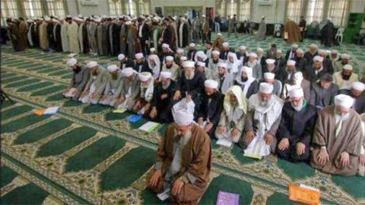 بالصور.. علماء يناقشون الوحدة السنية-الشيعية بطهران وعندما اقيمت الصلاة صلوا جماعتين في نفس المكان والوقت