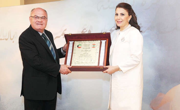 السفير اللبناني مكرما الفنانة ماجدة الرومي