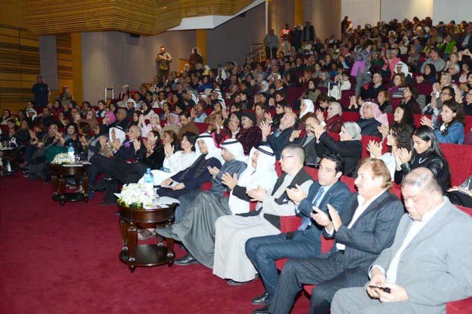 جانب من الحضور الكبير في مسرح السالمية