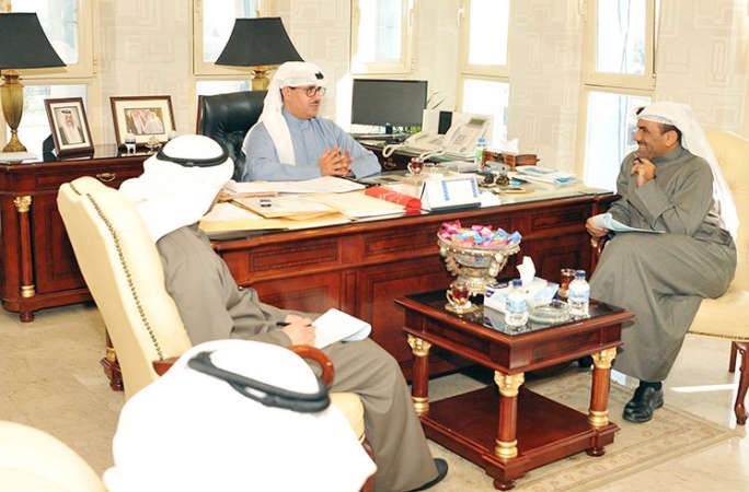 الشيخ فهد المبارك متحدثا للزميل مفرح الشمري في المؤتمر الصحافي