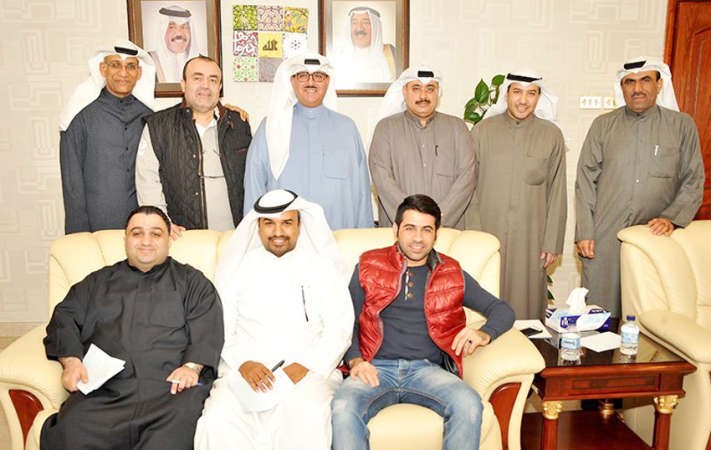 الشيخ فهد المبارك في لقطة جماعية مع الصحافيين